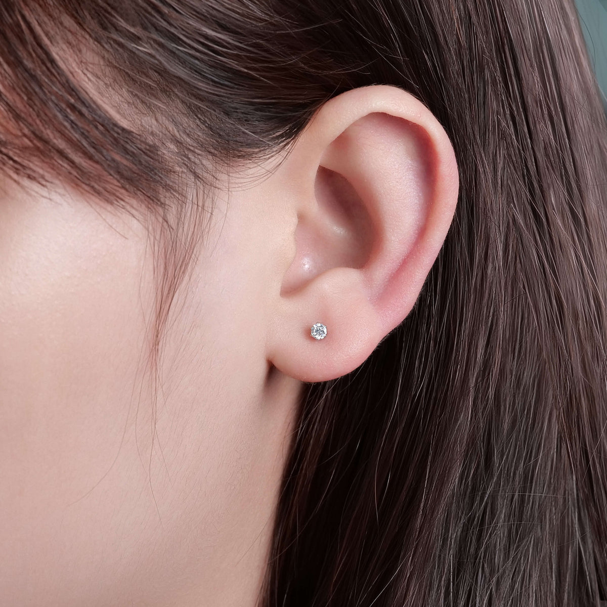 Limerencia モアサナイトスタッドピアス、F136 インプラントグレードチタン フラットバックネジ式ピアス 男女兼用、D カラー VVS1 クラリティ ブリリアントラウンドカット、敏感肌向け低アレルギー性ピアス