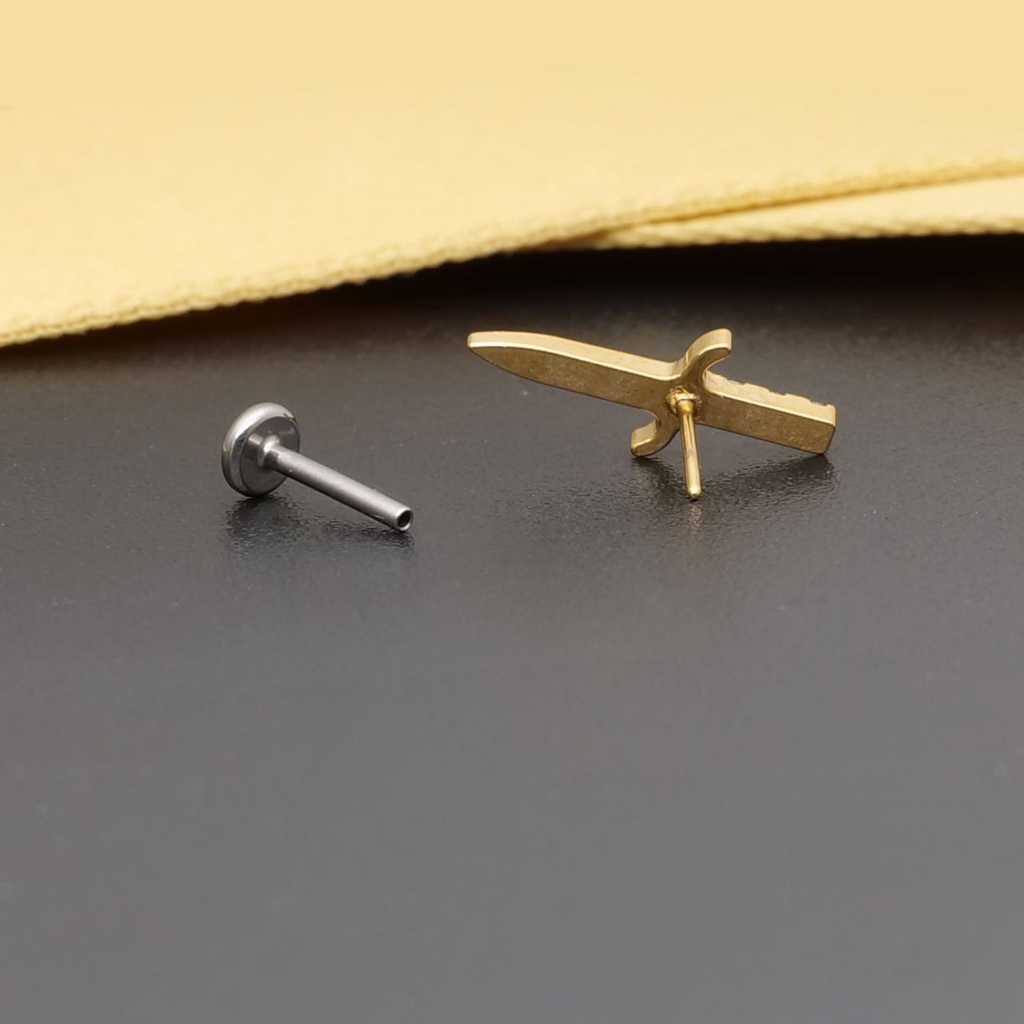 Limerencia Piercing Spada Pugnale Titanio F136 Ipoallergenico 20G 6mm 8mm Retro Piatto, Orecchini Senza Filettatura Inserimento G23 Grado Implantare per Trago, Cartilagine, Helix, Conchiglia e Medusa (1 Pezzo)