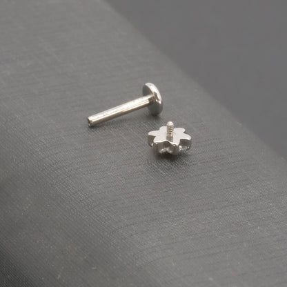 Limerencia F136 チタン 低アレルギー ボディピアス
18G 6mm/8mm/10mm トラガス・ヘリックス・コンク・軟骨・リップ兼用
インプラントグレード 内ネジ式フラットバック ブルーフラワー 1 個入り