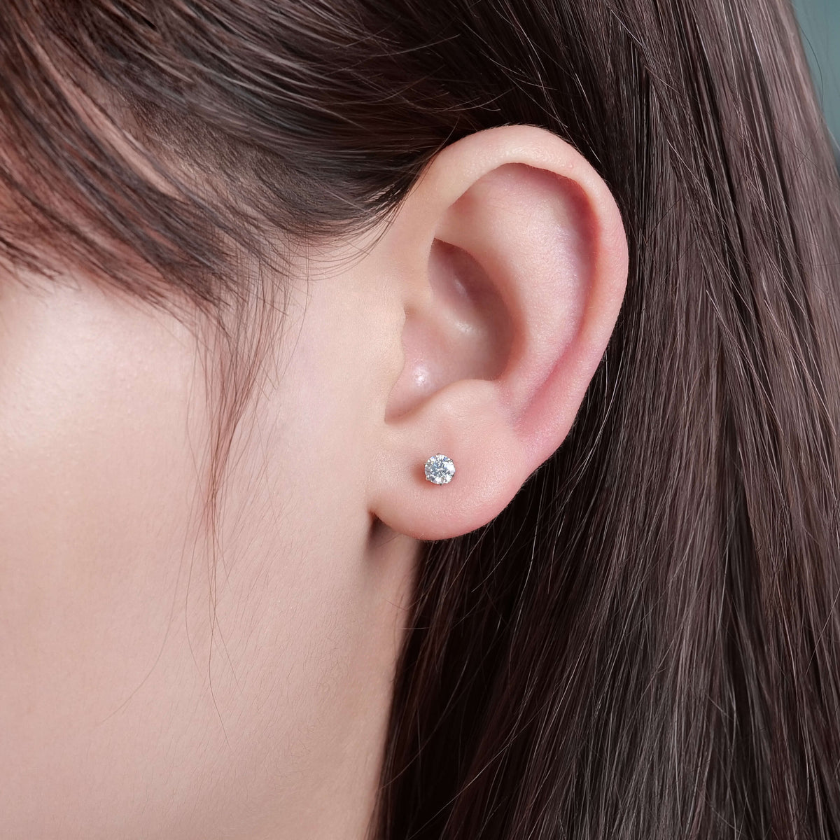 Limerencia インプラントグレードチタン モアサナイトスタッドピアス 男女兼用、18K ホワイトゴールドメッキ、D カラー VVS1 クラリティ ラウンドカット 低アレルギー性チタンスタッドピアス 敏感耳用