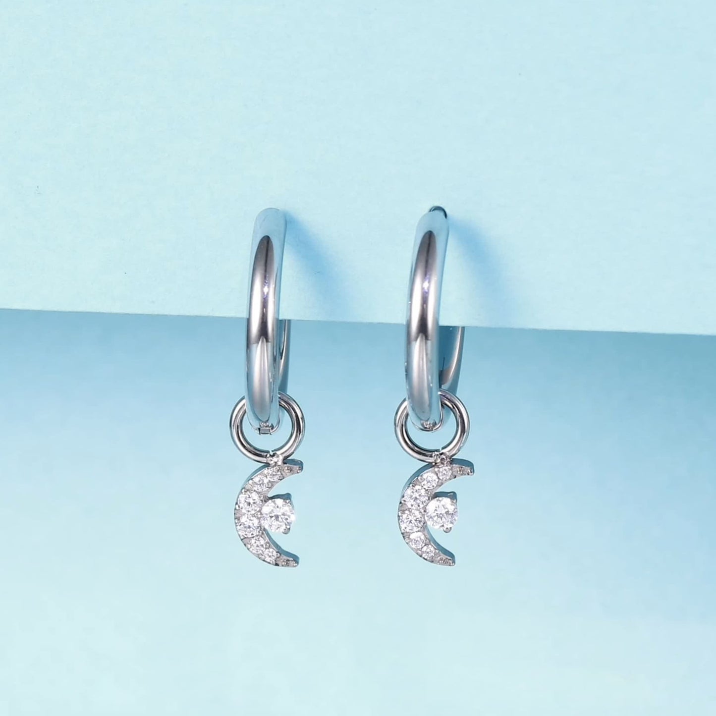 Limerencia Hypoallergene Ohrringe für Damen aus reinem Titan, leichte baumelnde Creolen, vertikaler Stab, Kreuz, Mond, Blitz, zierliche Ohrringe (Mond)