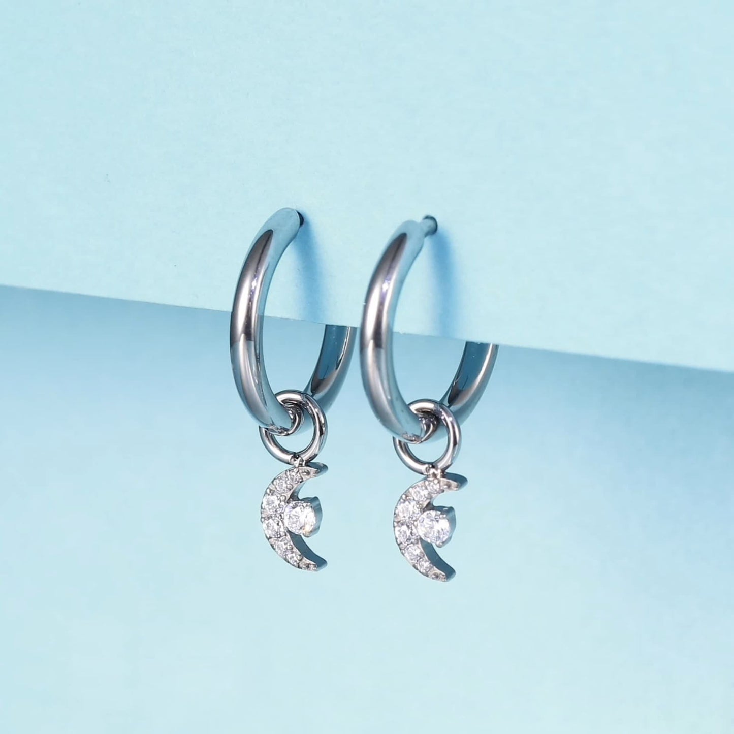 Limerencia Hypoallergene Ohrringe für Damen aus reinem Titan, leichte baumelnde Creolen, vertikaler Stab, Kreuz, Mond, Blitz, zierliche Ohrringe (Mond)