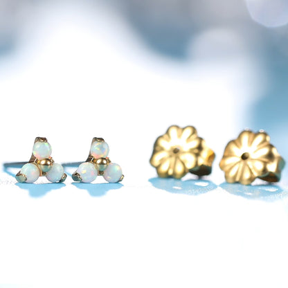 Boucles d'Oreilles Minimalistes en Titane Pur F136 Hypoallergénique Limerencia, Assemblage Triple Trinity Trèfle, Bijou de Piercing Grade Implantable G23 pour Oreilles Sensibles (Trinity Opale, Argenté)