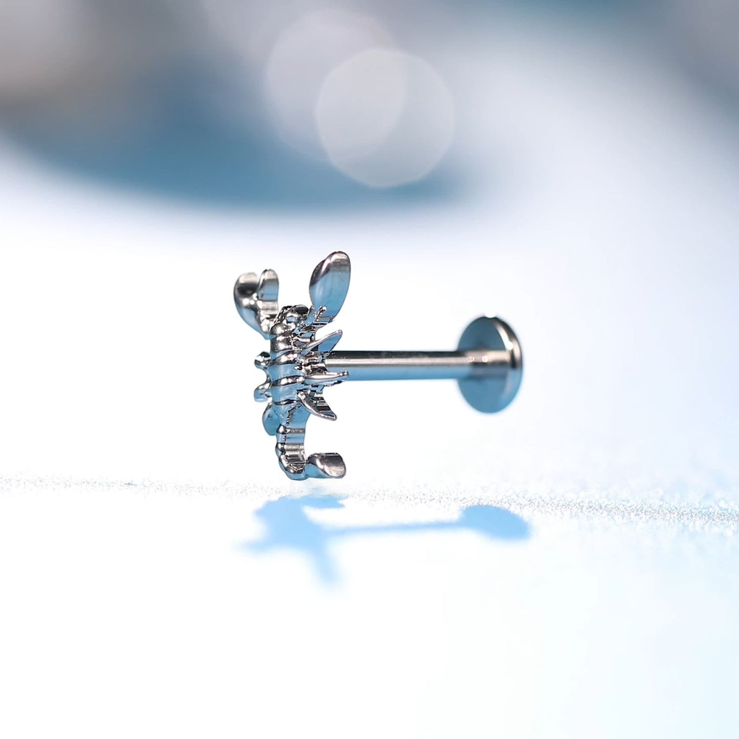 Limerencia Piercing Scorpione in Titanio ASTM F136 18G, Orecchino a Perno Retro Piatto con Filettatura Interna 6mm 8mm 10mm per Trago, Helix, Conchiglia, Cartilagine, Naso e Labbro – 1 Pezzo