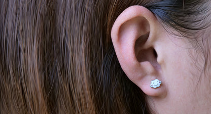 Limerencia Boucles d'oreilles à vis en titane de grade implantaire G23 hypoallergénique, tige de piercing F136 20G pour tragus, hélix, cartilage et oreilles sensibles (nuage souriant)