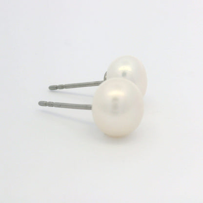 TitanHeart F136 Ohrstecker aus reinem, hypoallergenem Titan mit weißen Süßwasserzuchtperlen für Damen und Mädchen (5 mm)