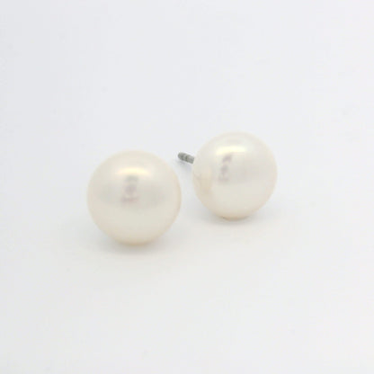 TitanHeart F136 Ohrstecker aus reinem, hypoallergenem Titan mit weißen Süßwasserzuchtperlen für Damen und Mädchen (5 mm)