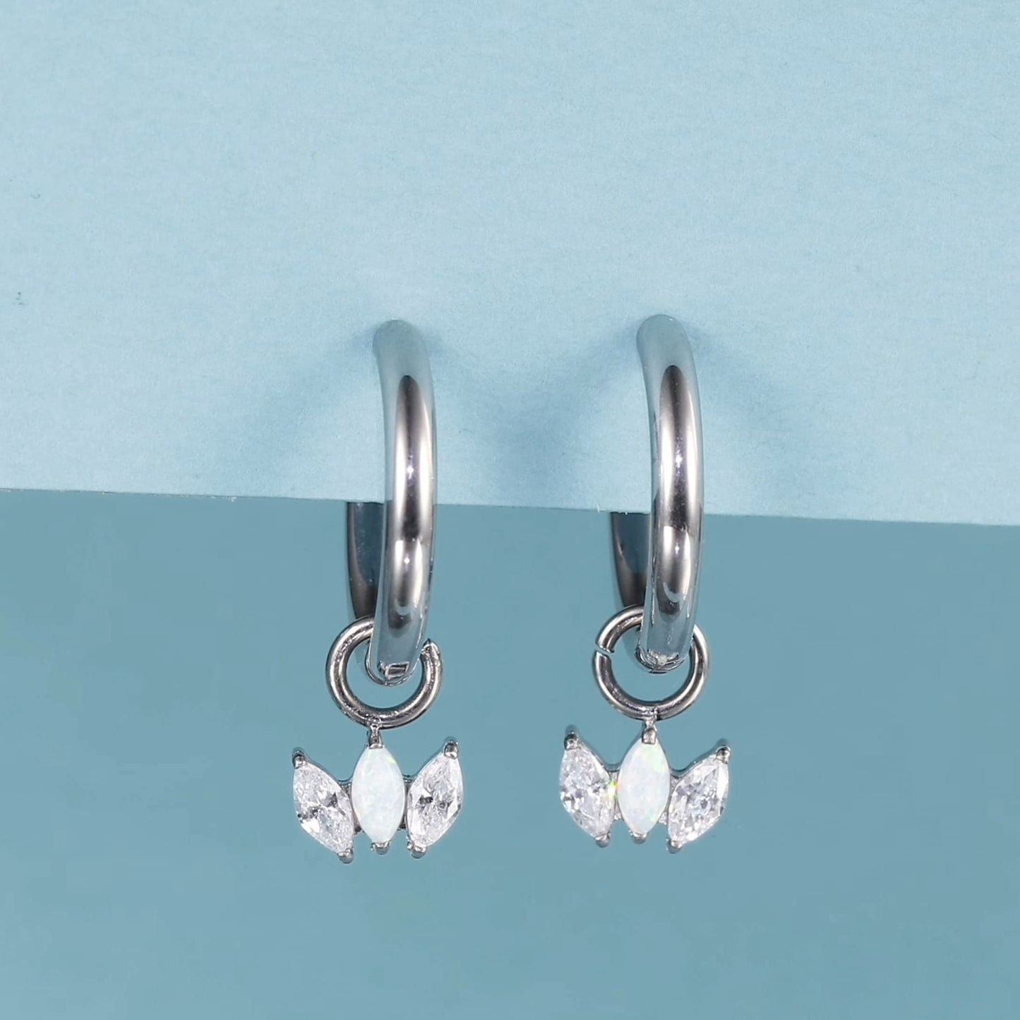 Limerencia Hypoallergene Ohrringe aus reinem Titan mit Stift und leichtem baumelndem Huggie-Design für Damen | Vertikaler Stab, Kreuz, Mond, Blitz | Zierliche Ohrringe (Zirkonia-Opal-Krone)