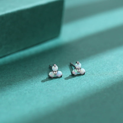 Boucles d'Oreilles Minimalistes en Titane Pur F136 Hypoallergénique Limerencia, Assemblage Triple Trinity Trèfle, Bijou de Piercing Grade Implantable G23 pour Oreilles Sensibles (Trinity Opale, Argenté)