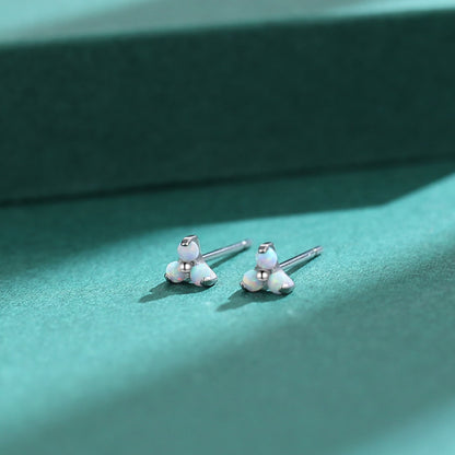 Boucles d'Oreilles Minimalistes en Titane Pur F136 Hypoallergénique Limerencia, Assemblage Triple Trinity Trèfle, Bijou de Piercing Grade Implantable G23 pour Oreilles Sensibles (Trinity Opale, Argenté)