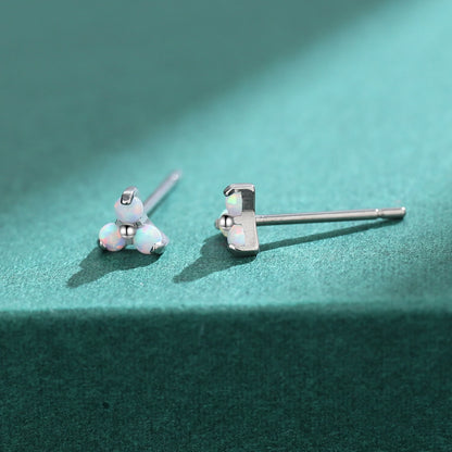 Boucles d'Oreilles Minimalistes en Titane Pur F136 Hypoallergénique Limerencia, Assemblage Triple Trinity Trèfle, Bijou de Piercing Grade Implantable G23 pour Oreilles Sensibles (Trinity Opale, Argenté)