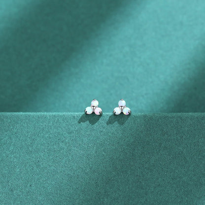 Boucles d'Oreilles Minimalistes en Titane Pur F136 Hypoallergénique Limerencia, Assemblage Triple Trinity Trèfle, Bijou de Piercing Grade Implantable G23 pour Oreilles Sensibles (Trinity Opale, Argenté)