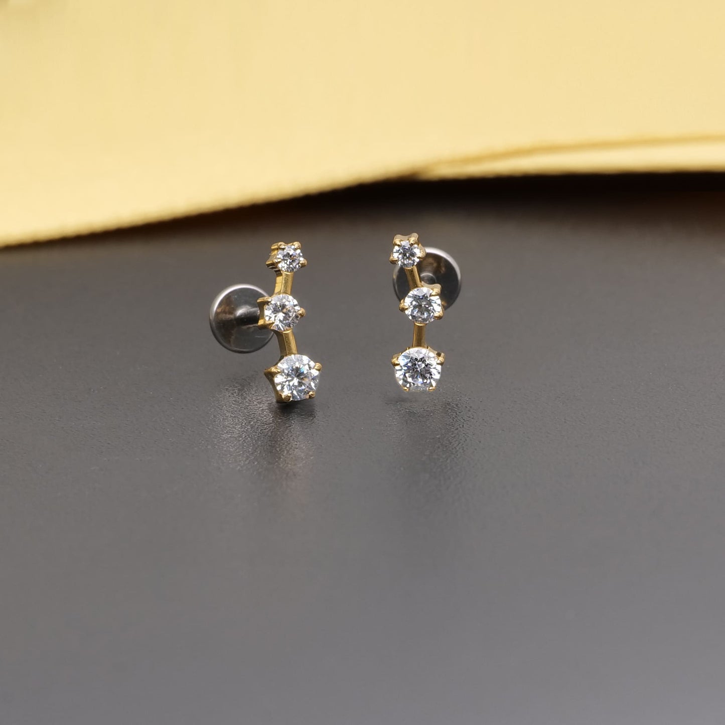 Limerencia Orecchini Climber in Titanio F136 con Zirconi Cubici, Piercing Retro Piatto a Filettatura Interna 18G per Trago, Helix, Conchiglia e Cartilagine, Modello Crawler per Donna (Coppia)