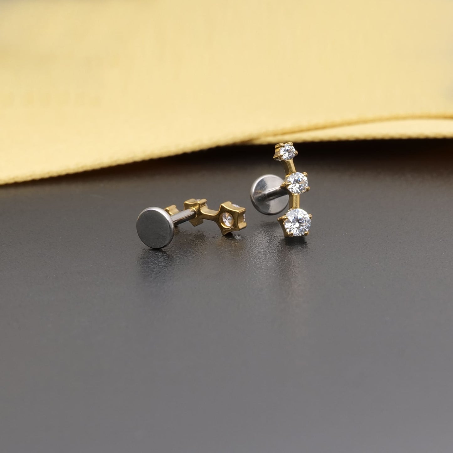 Limerencia Orecchini Climber in Titanio F136 con Zirconi Cubici, Piercing Retro Piatto a Filettatura Interna 18G per Trago, Helix, Conchiglia e Cartilagine, Modello Crawler per Donna (Coppia)