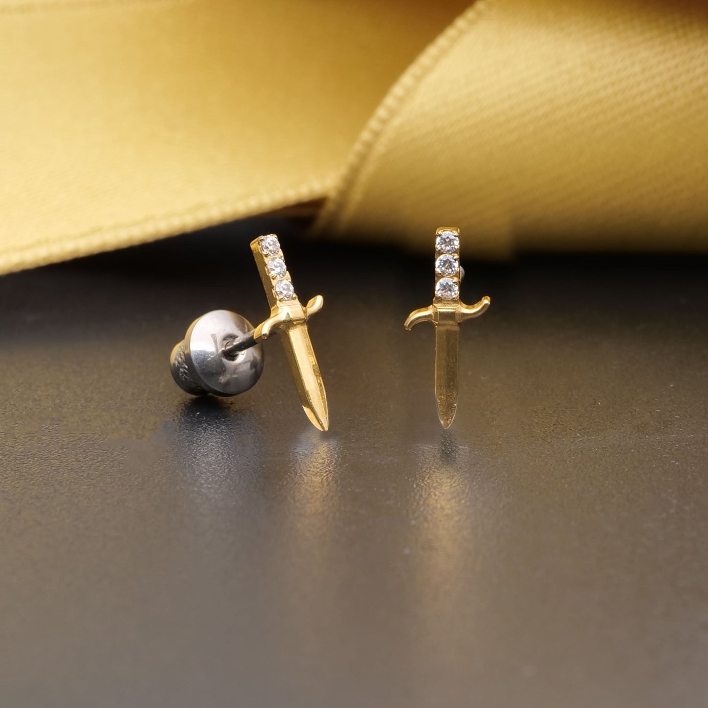 Orecchini a vite in titanio implantabile G23 ipoallergenici Limerencia, piercing spada 20G F136 per cartilagine, trago ed elica orecchie sensibili