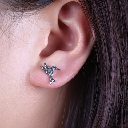 Limerencia Hypoallergene G23 Ohrstecker aus reinem Titan für Damen | Fliegender Kolibri | Süßer Vogel | Liebliches Tier | F136 Implantat-Grad Ohrlochstechen Ohrschmuck Zartes Geschenk (Silber)