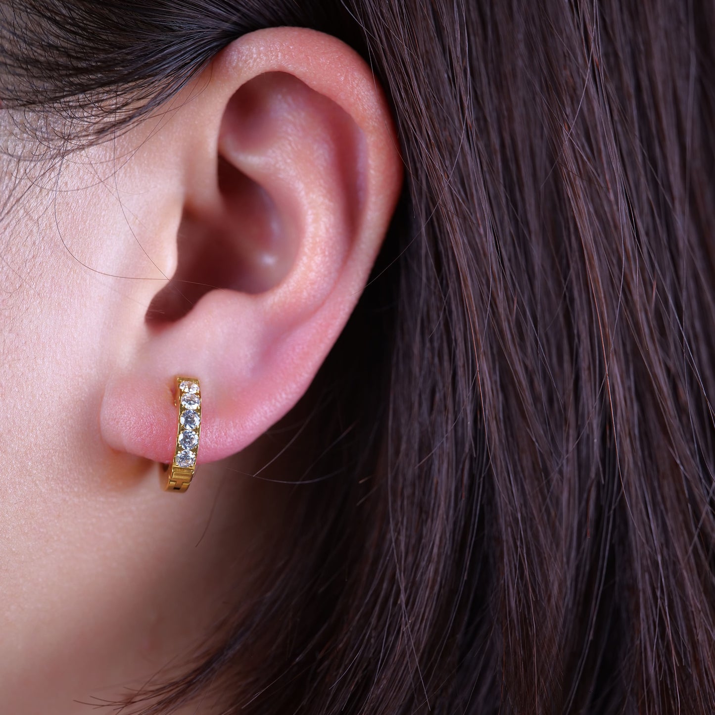 Limerencia hypoallergene Huggie-Creolen aus Implantat-Titan G23, mit 5A-Zirkonia besetzte Creolen aus reinem F136-Titan für Frauen mit empfindlichen Ohren