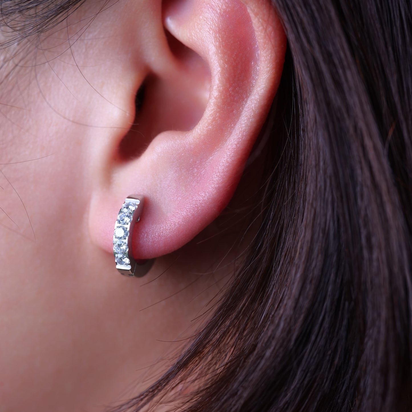Limerencia hypoallergene Huggie-Creolen aus Implantat-Titan G23, mit 5A-Zirkonia besetzte Creolen aus reinem F136-Titan für Frauen mit empfindlichen Ohren