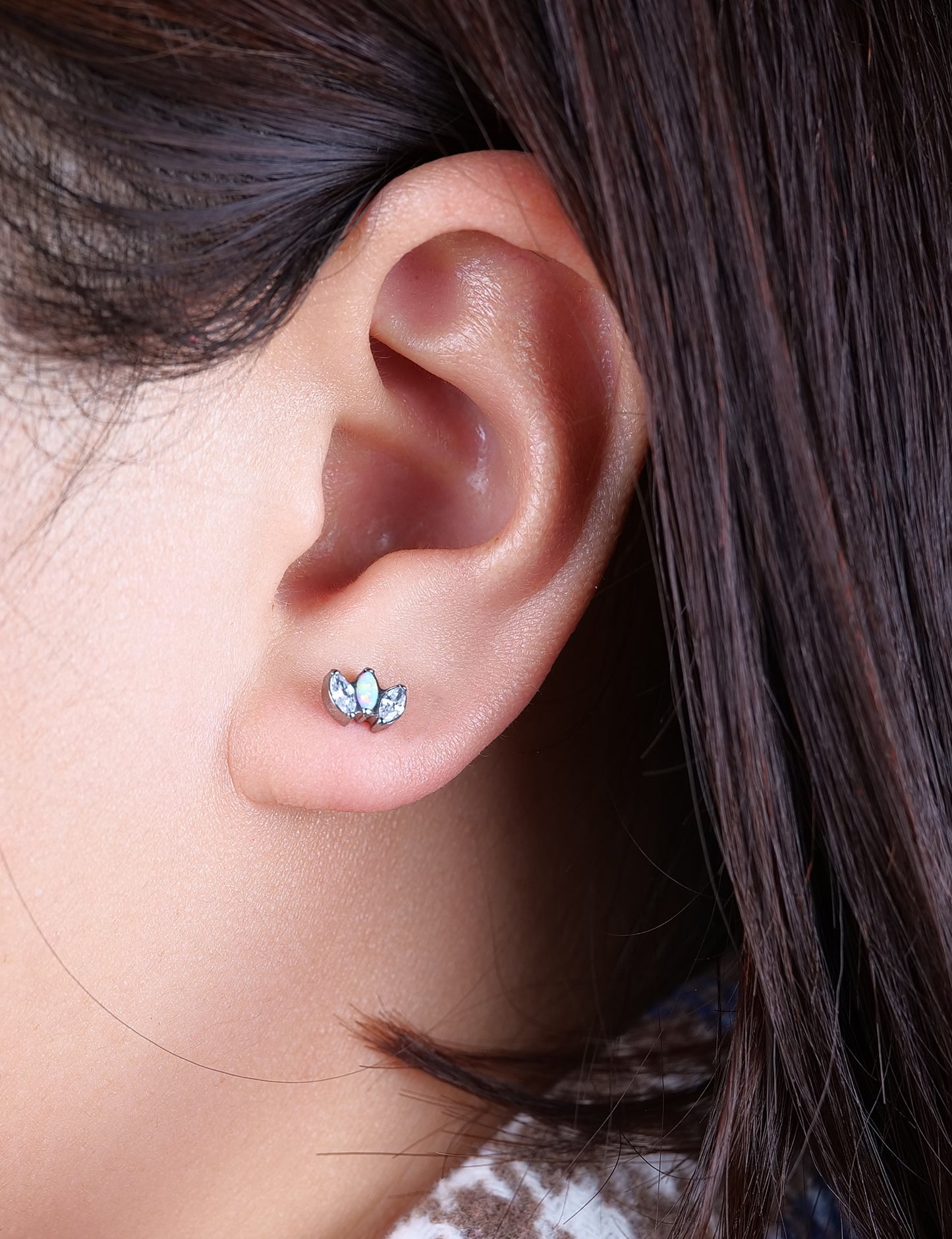 Pendientes hipoalergénicos de titanio puro Limerencia | Ópalo blanco + corona de circonita blanca | Joyería de perforación de grado de implante | Adecuado para orejas sensibles. Joyería delicada.