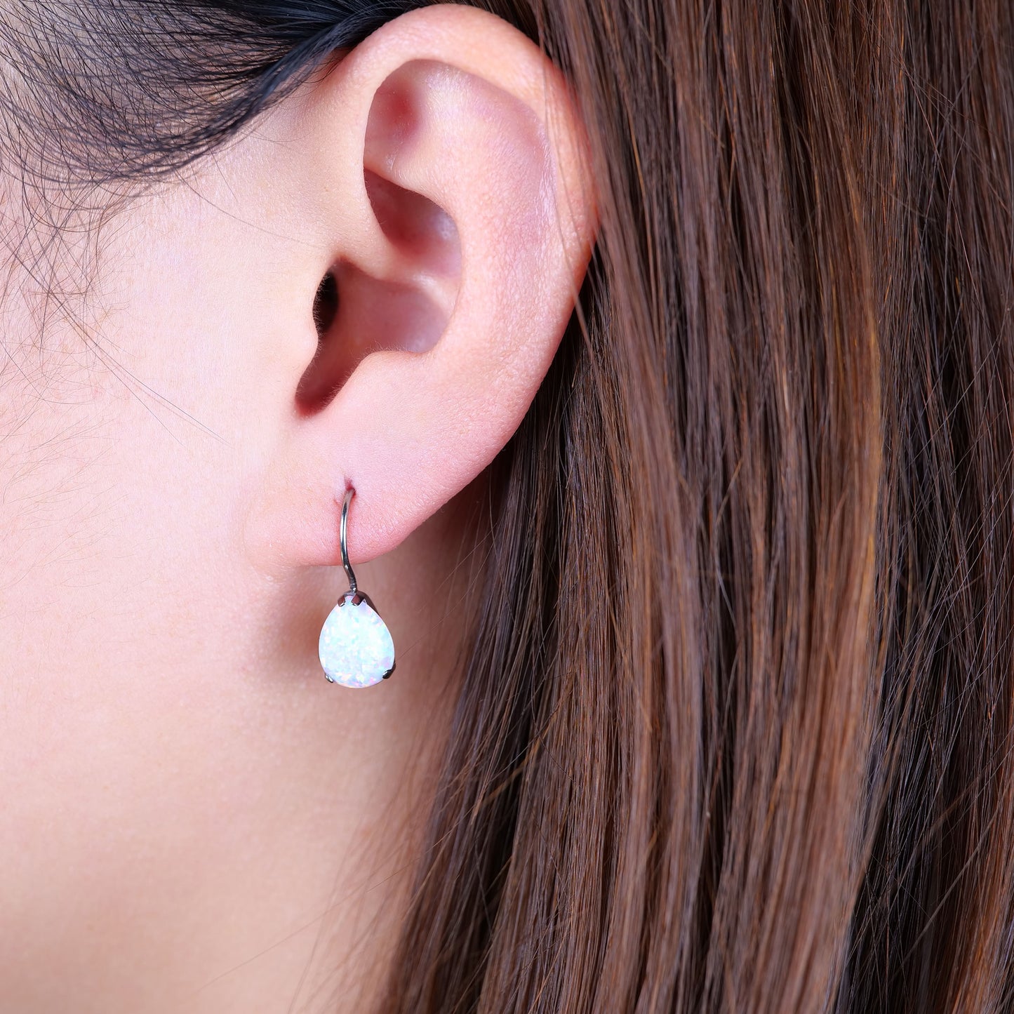 Boucles d'oreilles anneaux pendantes en titane pur hypoallergénique à zircon cubique Limerencia, boucles pendantes légères forme goutte d'eau à zircon cubique et opale pour femmes aux oreilles sensibles (Goutte d'eau, Opale blanche)