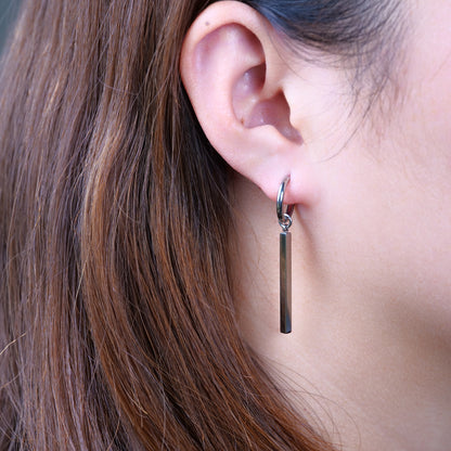 Boucles d'oreilles Huggie pendantes légères à tige en titane pur hypoallergénique Limerencia pour femme | Barre verticale, croix, lune, éclair | Boucles d'oreilles délicates (Barres verticales)