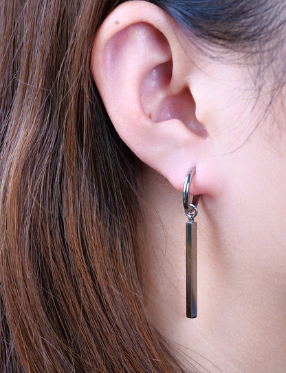 Boucles d'oreilles Huggie pendantes légères à tige en titane pur hypoallergénique Limerencia pour femme | Barre verticale, croix, lune, éclair | Boucles d'oreilles délicates (Barres verticales)