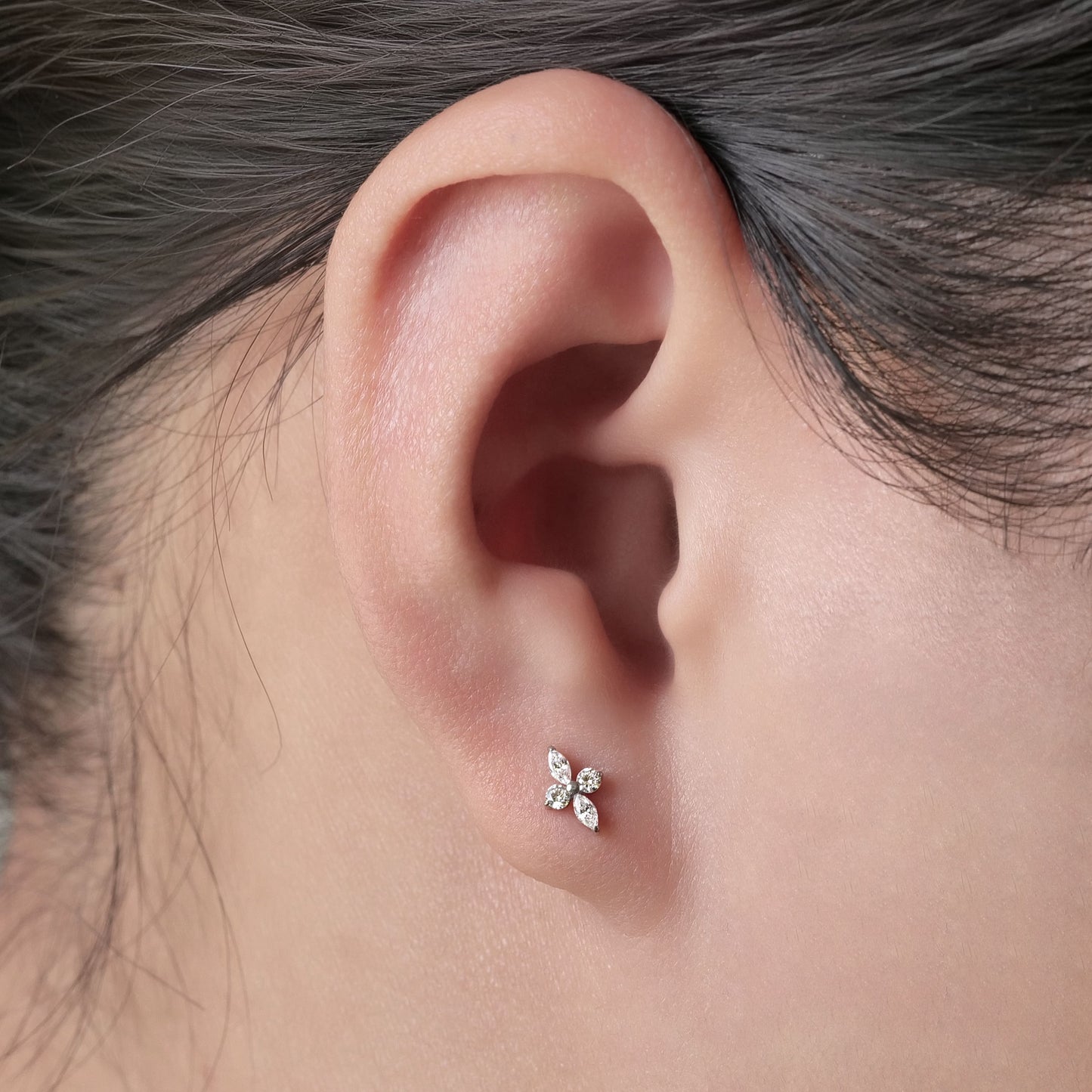 limerencia Joyería Hipoalergénica de Titanio Puro F136 para Perforaciones, Pendiente Stud de Rosca Interna con Parte Trasera Plana de 18g para Cartílago/Trago/Hélix/Concha/Nariz/Labio (flor 1 unidad)