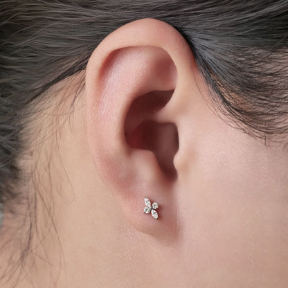 limerencia Joyería Hipoalergénica de Titanio Puro F136 para Perforaciones, Pendiente Stud de Rosca Interna con Parte Trasera Plana de 18g para Cartílago/Trago/Hélix/Concha/Nariz/Labio (flor 1 unidad)