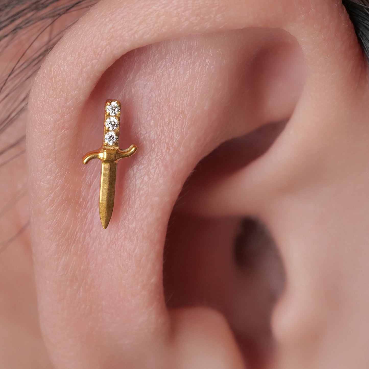 Limerencia Piercing Spada Pugnale Titanio F136 Ipoallergenico 20G 6mm 8mm Retro Piatto, Orecchini Senza Filettatura Inserimento G23 Grado Implantare per Trago, Cartilagine, Helix, Conchiglia e Medusa (1 Pezzo)