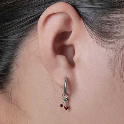 Boucles d'oreilles Huggie pendantes légères en titane pur hypoallergénique Limerencia pour femme, barre verticale, croix, lune, éclair, boucles fines – Zircone cerise rouge