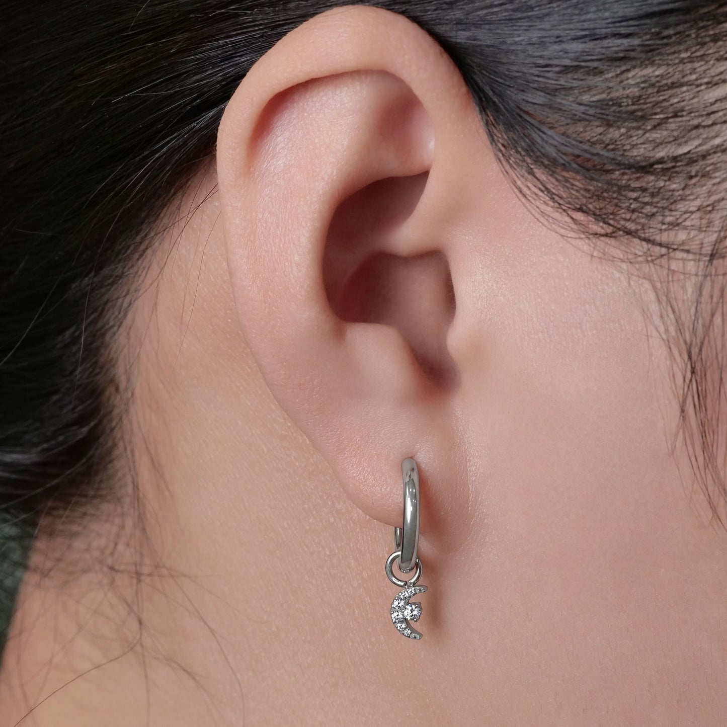 Limerencia Hypoallergene Ohrringe für Damen aus reinem Titan, leichte baumelnde Creolen, vertikaler Stab, Kreuz, Mond, Blitz, zierliche Ohrringe (Mond)