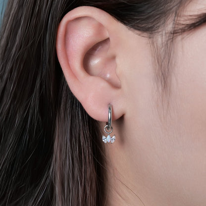 Limerencia Hypoallergene Ohrringe aus reinem Titan mit Stift und leichtem baumelndem Huggie-Design für Damen | Vertikaler Stab, Kreuz, Mond, Blitz | Zierliche Ohrringe (Zirkonia-Opal-Krone)