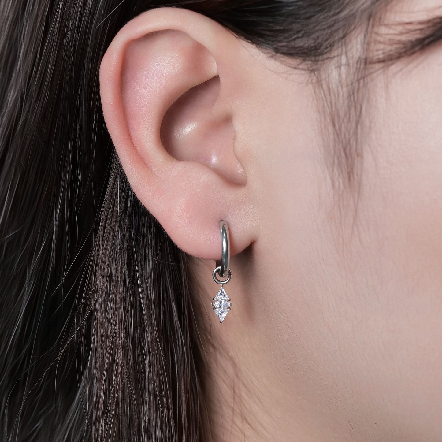 Orecchini huggie pendenti leggeri in titanio puro ipoallergenico Limerencia donna, modelli barra verticale, croce, luna e fulmine, orecchini delicati con zircone rombico