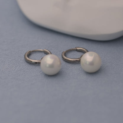 Limerencia Pendientes Hipoalergénicos de Titanio Puro con Postes Ligeros Colgantes Huggie para Mujer | Barra Vertical, Cruz, Luna, Rayo | Pendientes Delicados (Perla de 10 mm)