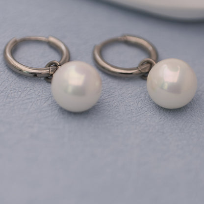 Limerencia Pendientes Hipoalergénicos de Titanio Puro con Postes Ligeros Colgantes Huggie para Mujer | Barra Vertical, Cruz, Luna, Rayo | Pendientes Delicados (Perla de 10 mm)