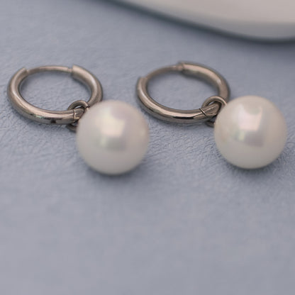 Limerencia Pendientes Hipoalergénicos de Titanio Puro con Postes Ligeros Colgantes Huggie para Mujer | Barra Vertical, Cruz, Luna, Rayo | Pendientes Delicados (Perla de 10 mm)
