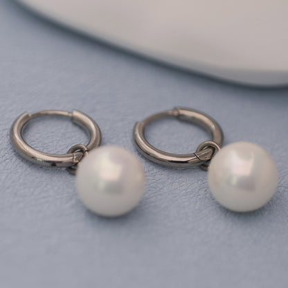 Limerencia Pendientes Hipoalergénicos de Titanio Puro con Postes Ligeros Colgantes Huggie para Mujer | Barra Vertical, Cruz, Luna, Rayo | Pendientes Delicados (Perla de 10 mm)