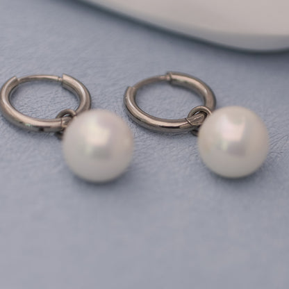 Limerencia Pendientes Hipoalergénicos de Titanio Puro con Postes Ligeros Colgantes Huggie para Mujer | Barra Vertical, Cruz, Luna, Rayo | Pendientes Delicados (Perla de 10 mm)