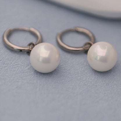 Limerencia Pendientes Hipoalergénicos de Titanio Puro con Postes Ligeros Colgantes Huggie para Mujer | Barra Vertical, Cruz, Luna, Rayo | Pendientes Delicados (Perla de 10 mm)