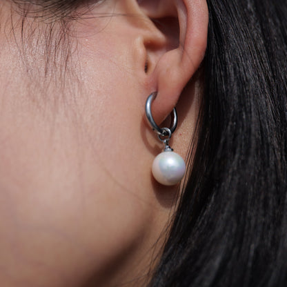 Limerencia Pendientes Hipoalergénicos de Titanio Puro con Postes Ligeros Colgantes Huggie para Mujer | Barra Vertical, Cruz, Luna, Rayo | Pendientes Delicados (Perla de 10 mm)