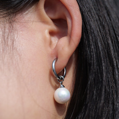 Limerencia Pendientes Hipoalergénicos de Titanio Puro con Postes Ligeros Colgantes Huggie para Mujer | Barra Vertical, Cruz, Luna, Rayo | Pendientes Delicados (Perla de 10 mm)
