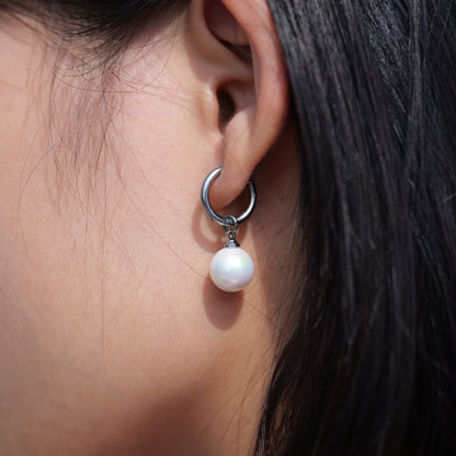 Limerencia Pendientes Hipoalergénicos de Titanio Puro con Postes Ligeros Colgantes Huggie para Mujer | Barra Vertical, Cruz, Luna, Rayo | Pendientes Delicados (Perla de 10 mm)