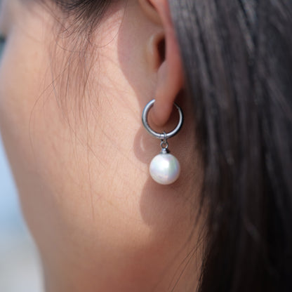 Limerencia Pendientes Hipoalergénicos de Titanio Puro con Postes Ligeros Colgantes Huggie para Mujer | Barra Vertical, Cruz, Luna, Rayo | Pendientes Delicados (Perla de 10 mm)