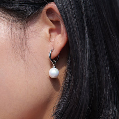 Limerencia Pendientes Hipoalergénicos de Titanio Puro con Postes Ligeros Colgantes Huggie para Mujer | Barra Vertical, Cruz, Luna, Rayo | Pendientes Delicados (Perla de 10 mm)