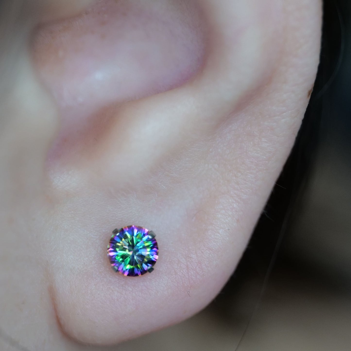 Orecchini a perno titanio G23 ipoallergenici Limerencia donna, zircone 5A chiusura a vite, piercing titanio medicale F136 per orecchie sensibili (quarzo arcobaleno)