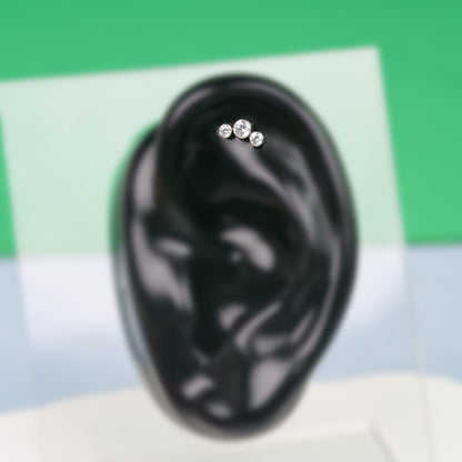 Limerencia G23 低アレルギー 18G フラットバックスタッドピアス
F136 インプラントグレード チタン製 ネジなしプッシュ式
軟骨・ヘリックス・ラブレット・リップ・モンロー・トラガス ピアス - スリークリスタルクラスター（3 連クリスタル）