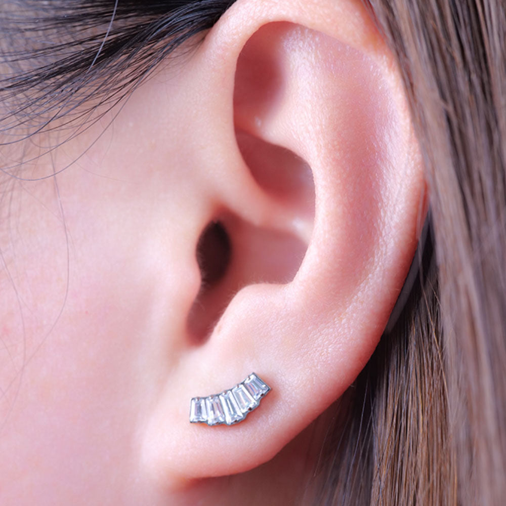 Pendientes hipoalergénicos de titanio puro Limerencia | Corona de racimo de circonita blanca | Joyería de perforación de grado de implante | Adecuado para orejas sensibles. Joyería delicada.
