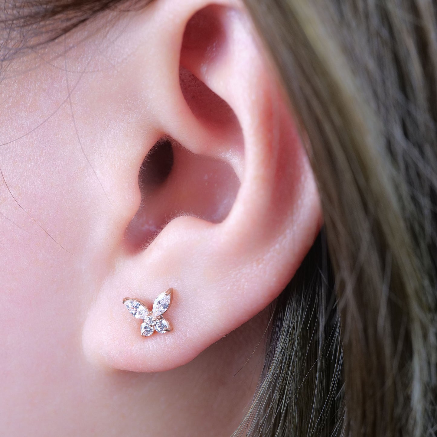 Limerencia Pendientes hipoalergénicos de titanio puro Mariposa delicada CZ G23 Piercing de grado de implante Joyería de moda para orejas sensibles