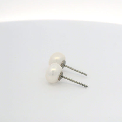 TitanHeart F136 Ohrstecker aus reinem, hypoallergenem Titan mit weißen Süßwasserzuchtperlen für Damen und Mädchen (5 mm)