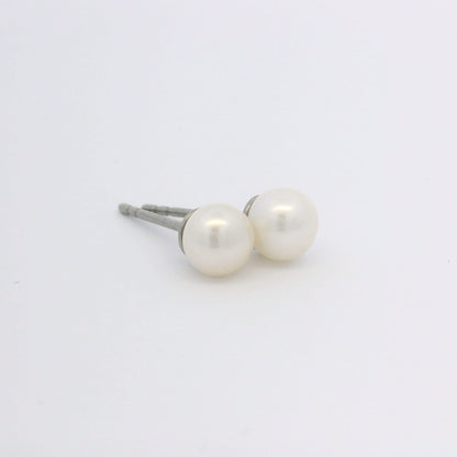 TitanHeart F136 Ohrstecker aus reinem, hypoallergenem Titan mit weißen Süßwasserzuchtperlen für Damen und Mädchen (5 mm)